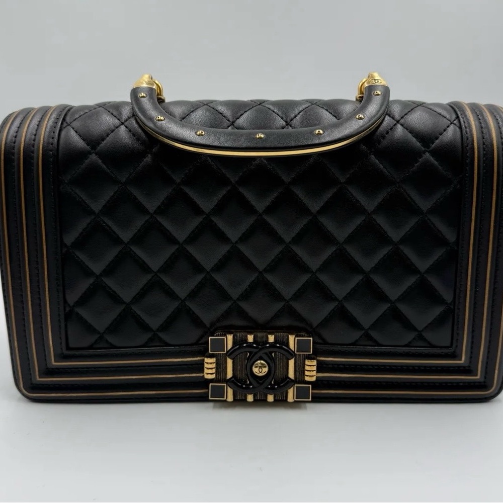 CHANEL - Chic Black Quilted Shoulder Bag with Gold Accents. Series 25